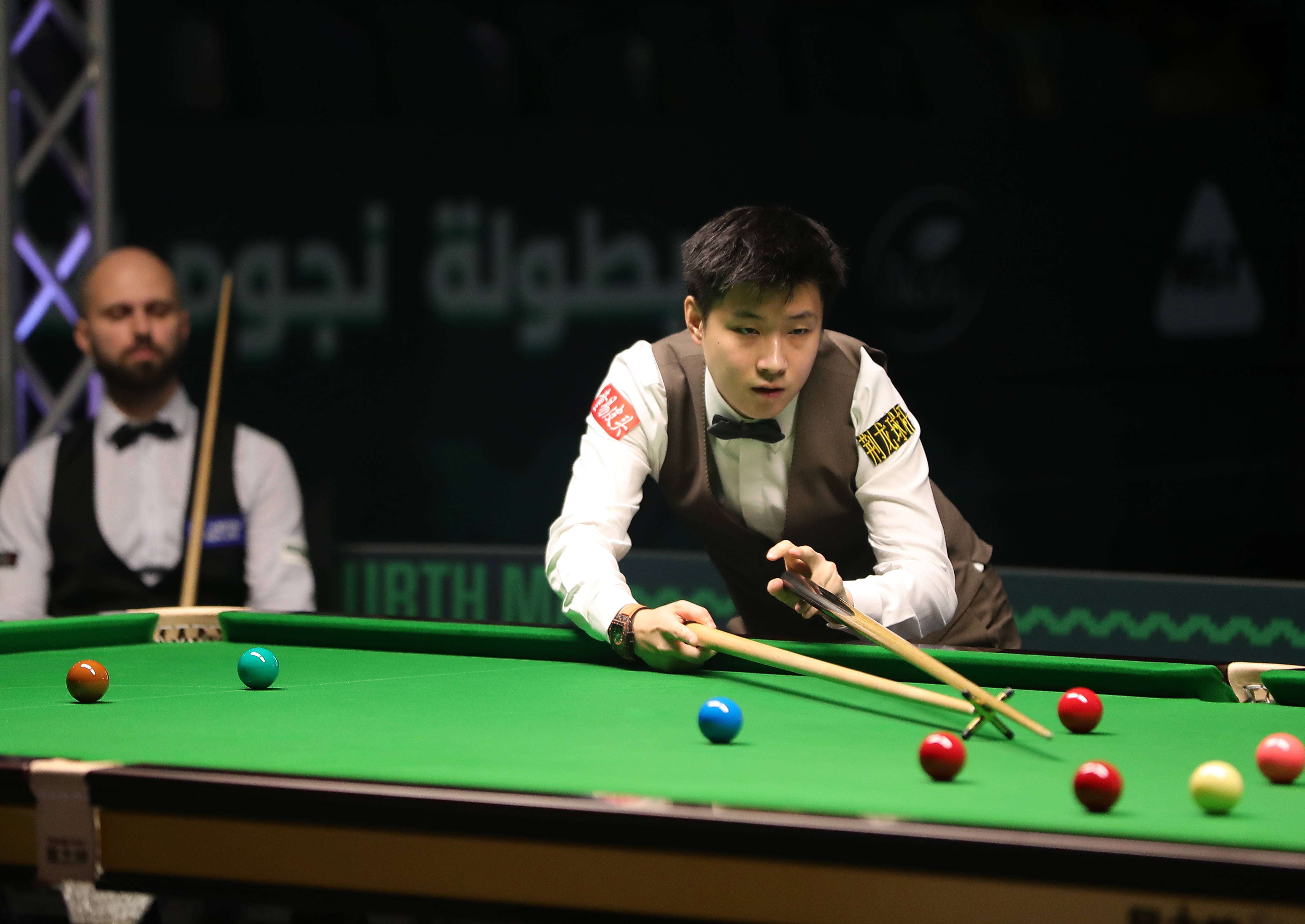 他都在两个 他都在两个